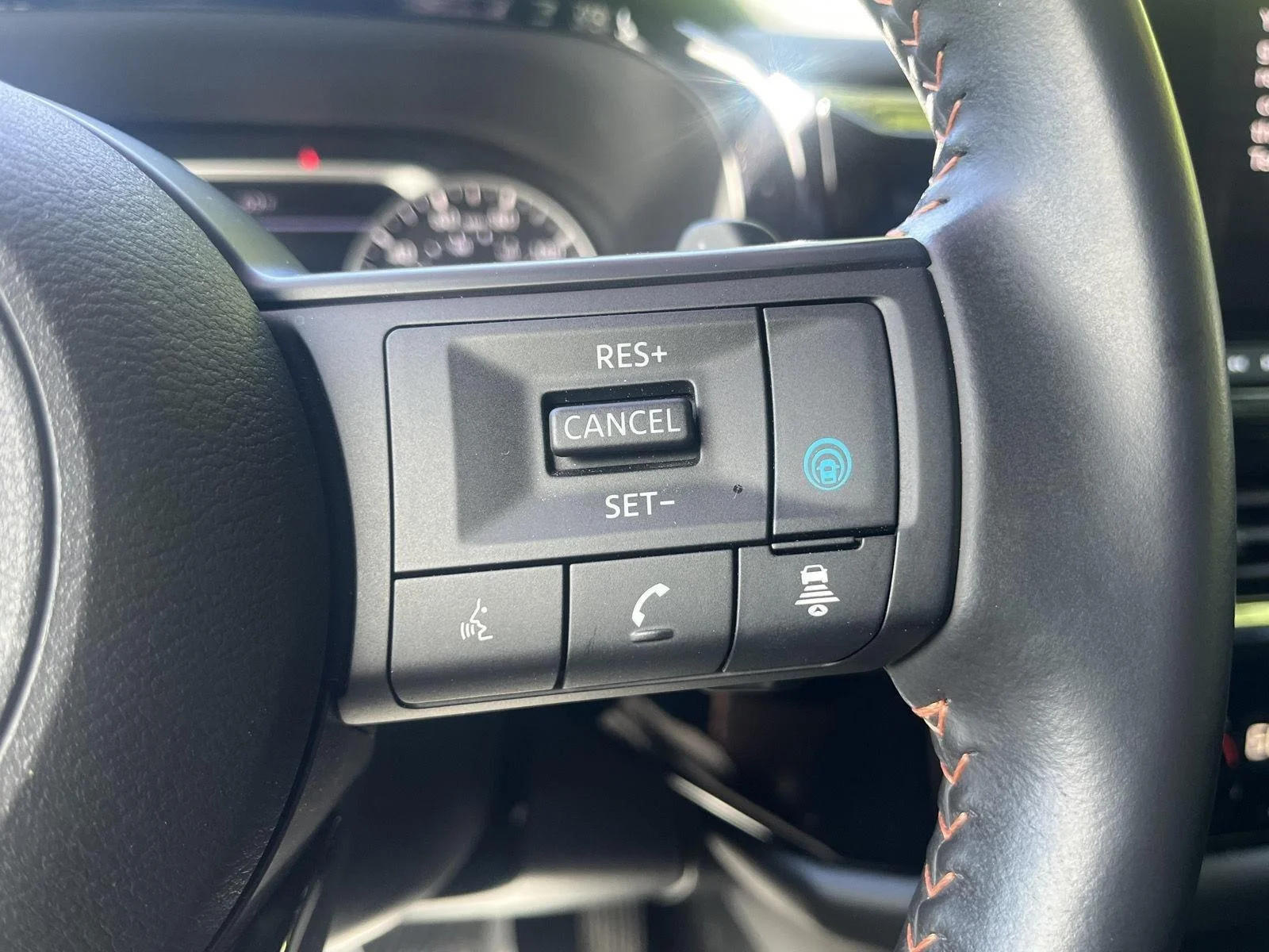 Certified Used 2025 Glacier White Nissan Rock Creek image 31
