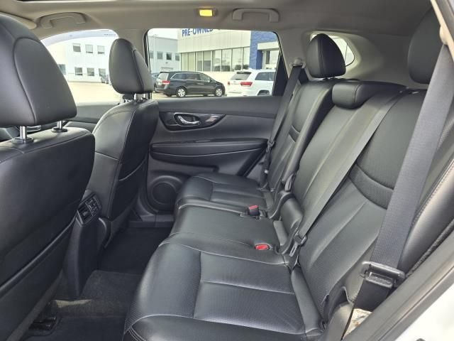 Used 2019  Nissan SL image 11