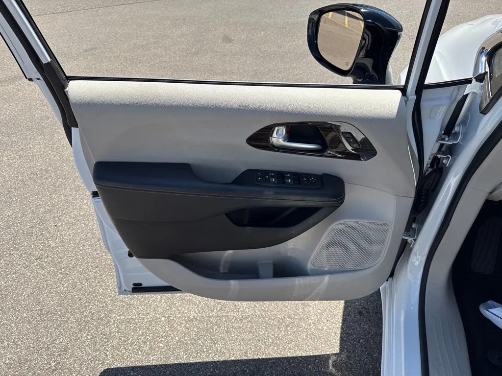 Used 2024 Bright White Clearcoat Chrysler Limited image 16