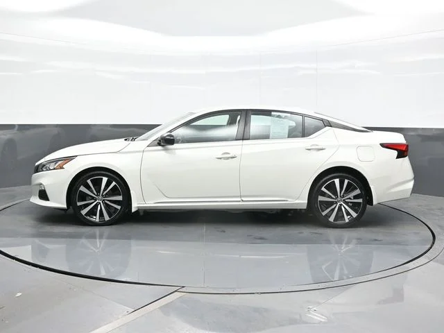 Used 2022 White Nissan 2.5 SR image 4
