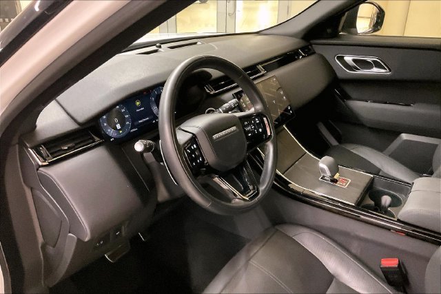 Used 2025 White Land Rover Dynamic SE image 22
