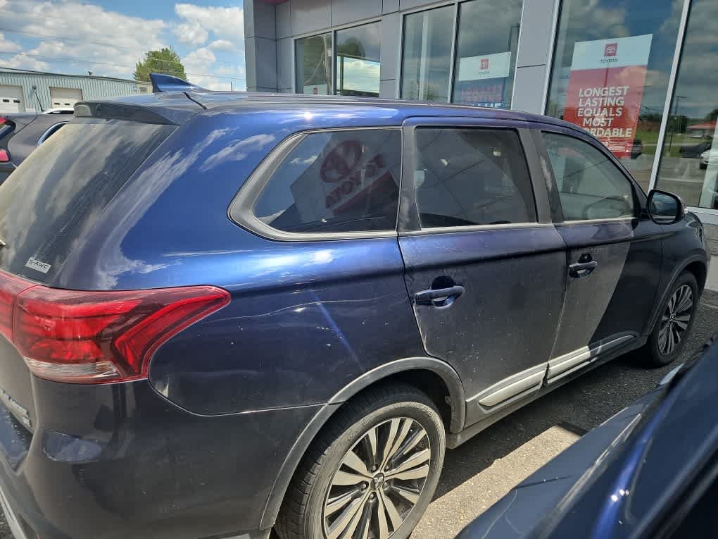Used 2019 Cosmic Blue Metallic Mitsubishi SE image 3