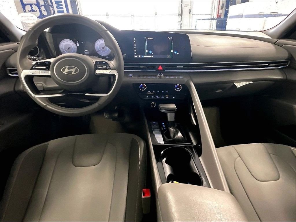 Used 2025 White Hyundai SEL Convenience image 21