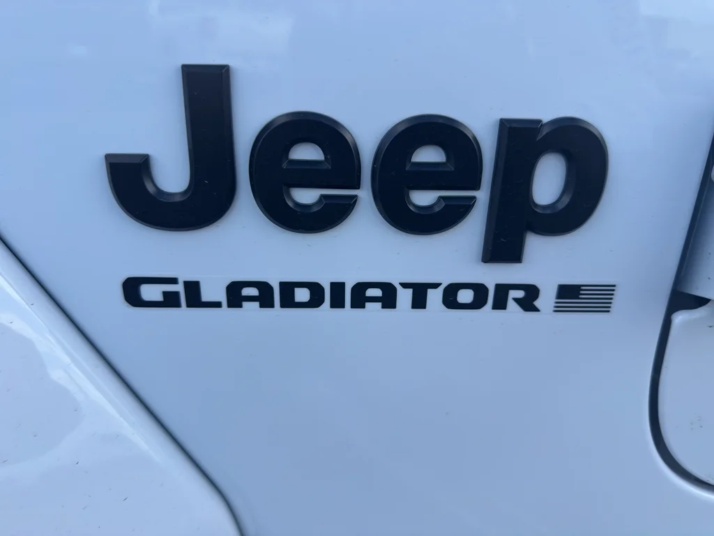 New 2026 Bright White Clear-Coat Exterior Paint Jeep Sport S image 33