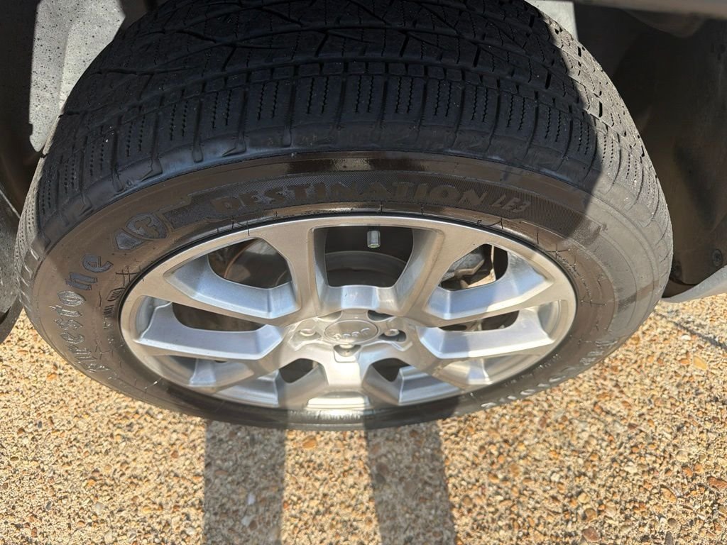 Used 2022 Silver Jeep Latitude Lux image 9