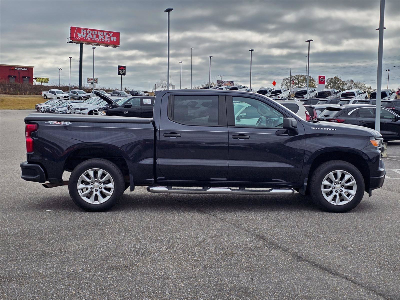 Used 2022 Northsky Blue Metallic Chevrolet Custom image 7
