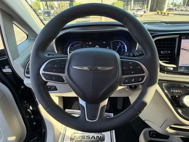 Used 2024 Black Chrysler Select image 19