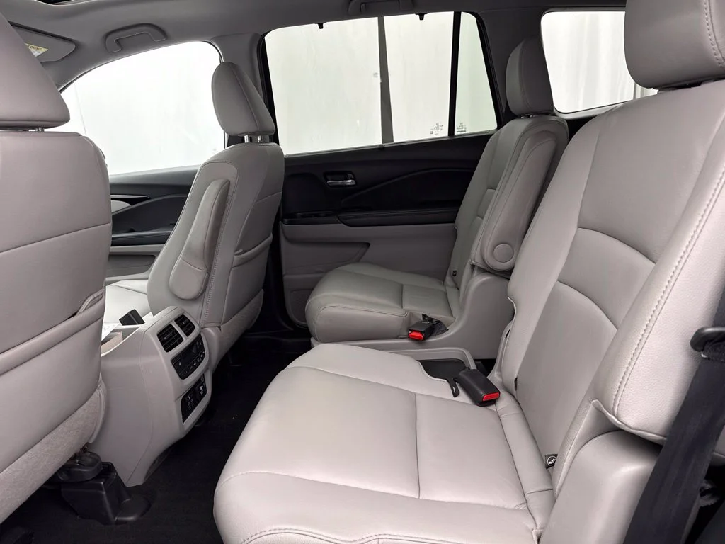 2022 Honda Pilot TOURING SUV Slide 14