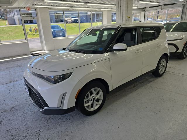 Used 2025  Kia LX image 2