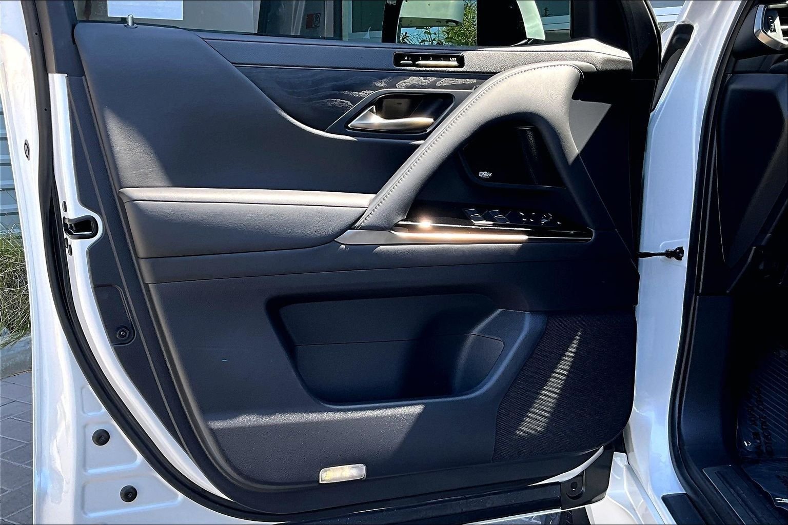 Used 2022 White Lexus 600 Ultra Luxury image 23