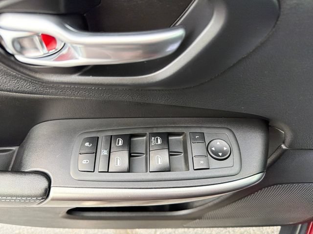 Used 2019  Jeep Latitude image 18