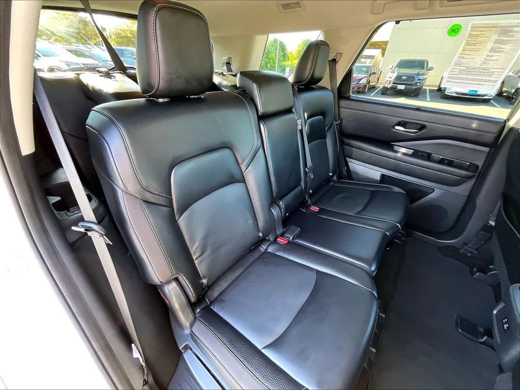 Used 2023 Silver Nissan SL image 16