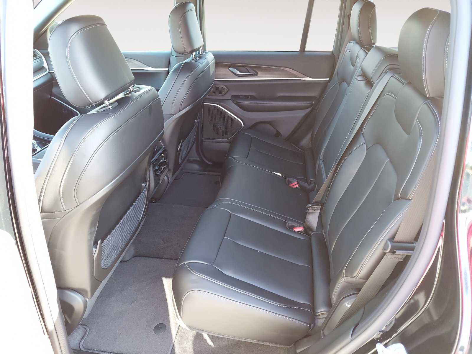 New 2026 Diamond Black Crystal Pearlcoat Jeep Limited image 23