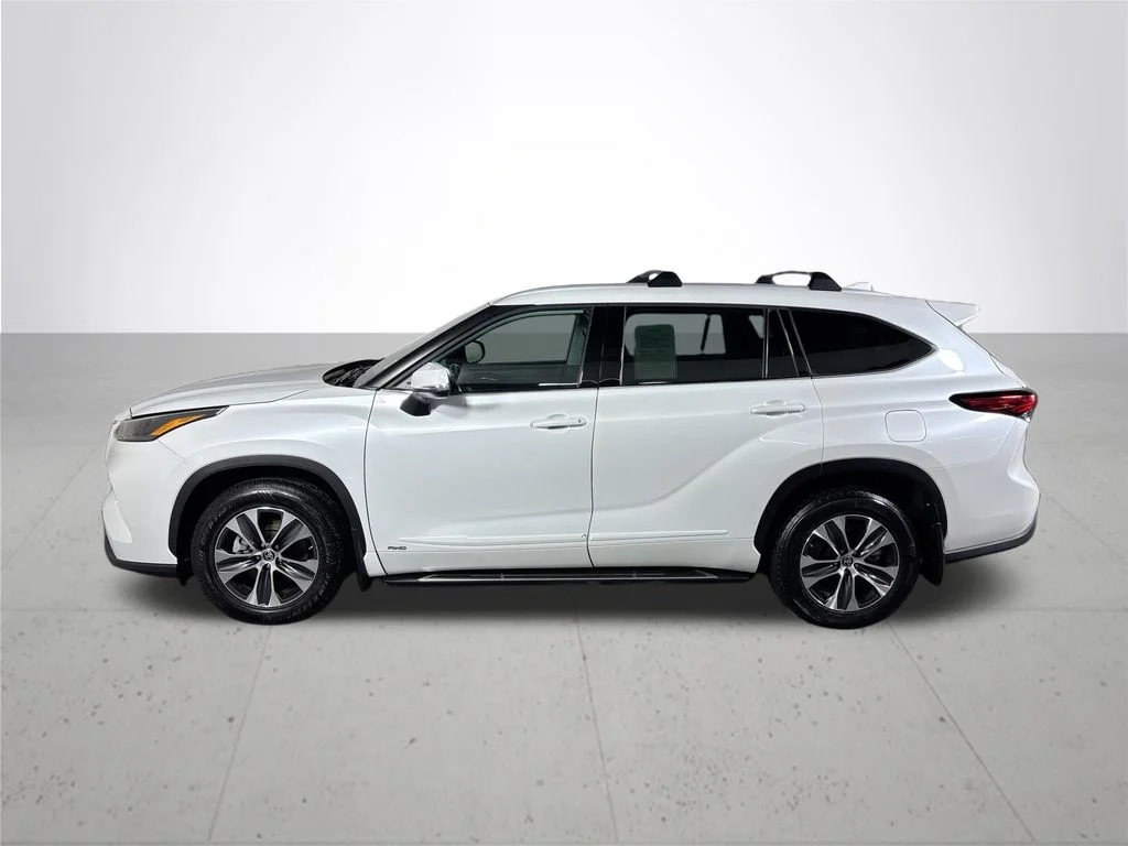 Used 2022 Beige Toyota XLE image 9