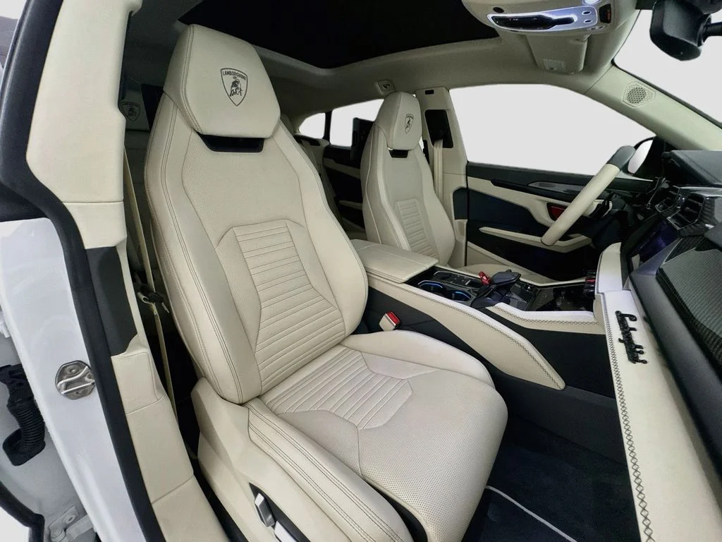 Used 2025 White Lamborghini SE image 31