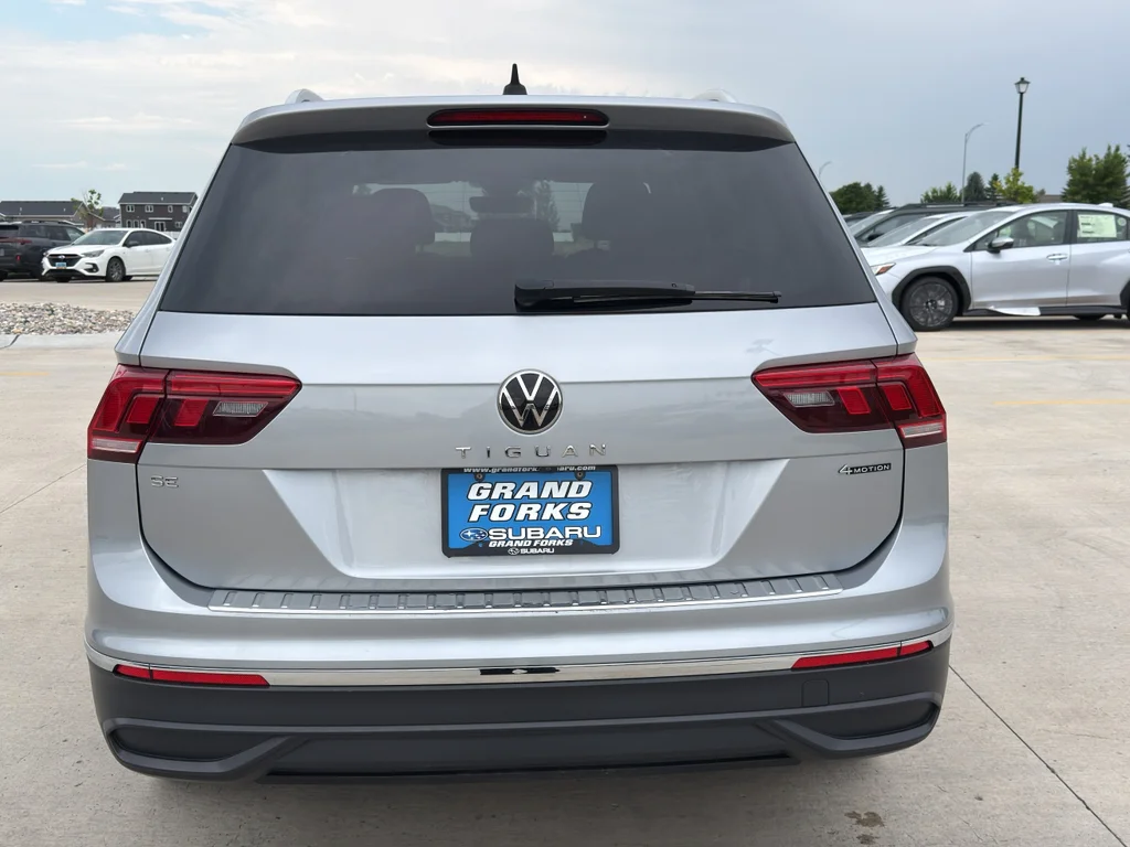 Used 2022 Pyrite Silver Metallic Volkswagen SE image 6