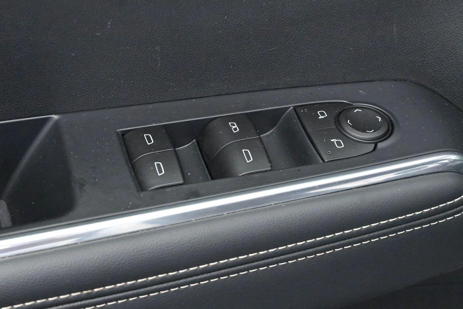 Used 2026 Summit White GMC Elevation image 13