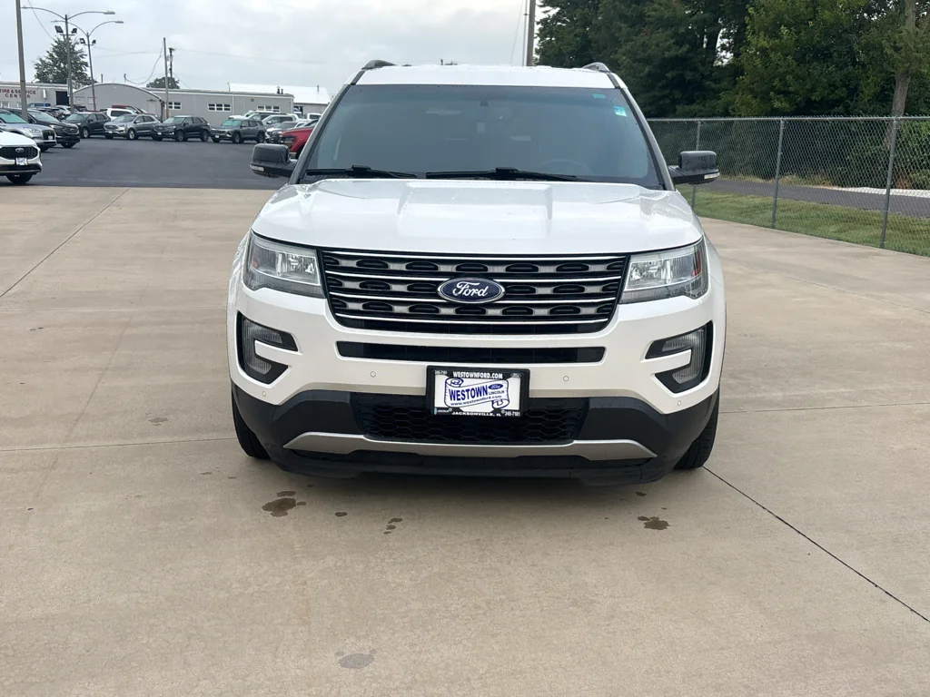 Used 2017 White Platinum Tri-Coat Metallic Ford XLT image 8