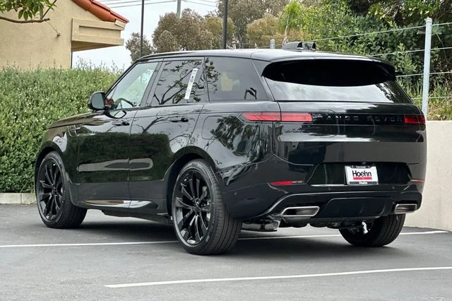 New 2026 Santorini Black Land Rover Dynamic SE image 3