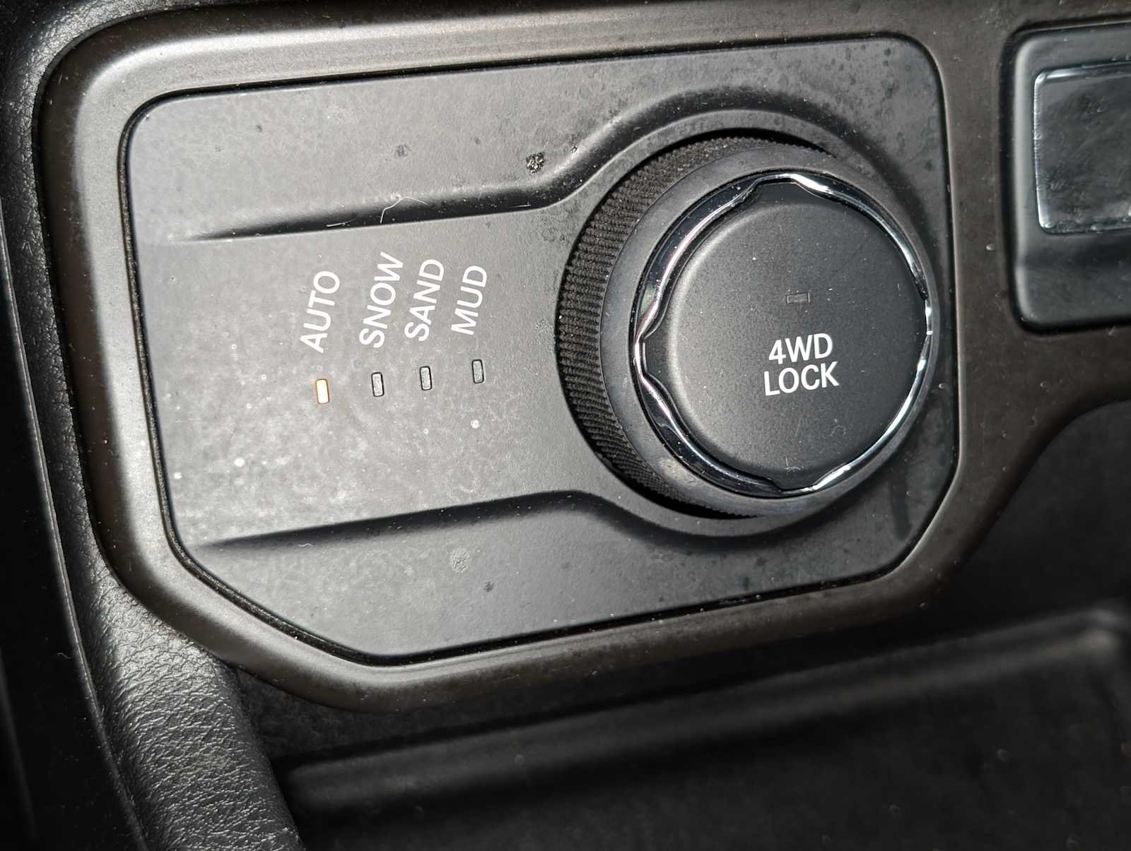 Used 2019 Alpine White Clearcoat Jeep Limited image 31