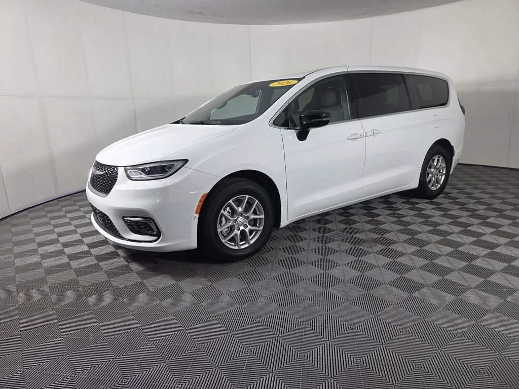 New 2026 Bright White Clear-Coat Exterior Paint Chrysler Select image 4