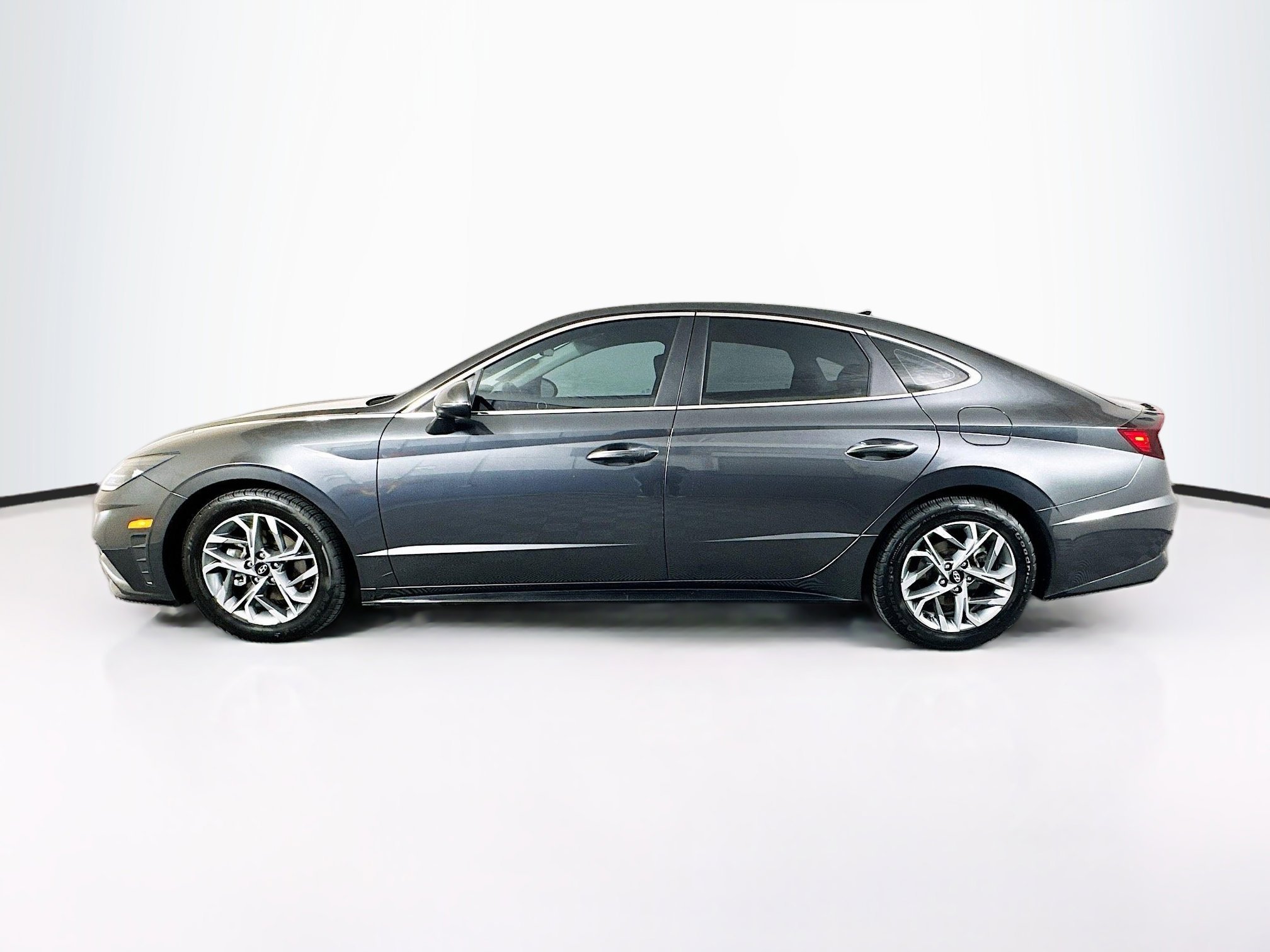 Used 2023 Portofino Gray Hyundai SEL image 6