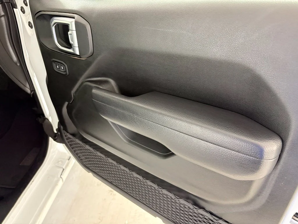 Used 2025 White Jeep Sport S image 39