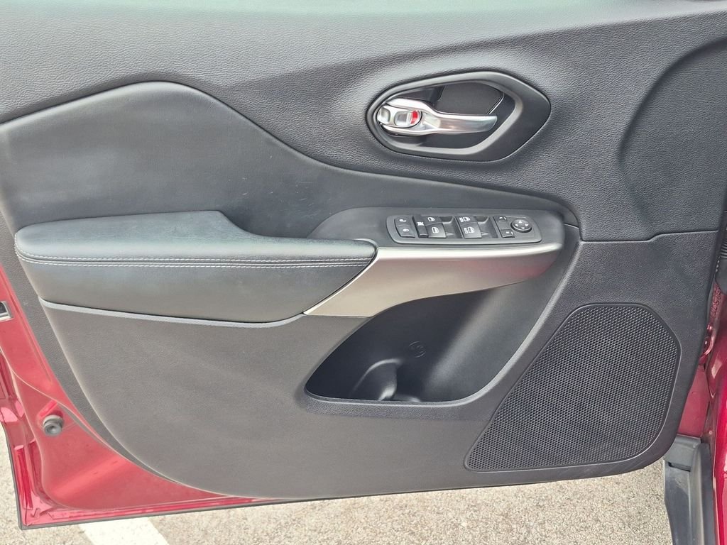 Used 2021 Red Jeep Latitude Lux image 12