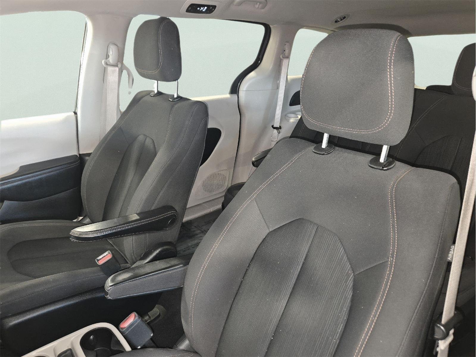 Used 2019 GRAY CHRYSLER L image 29