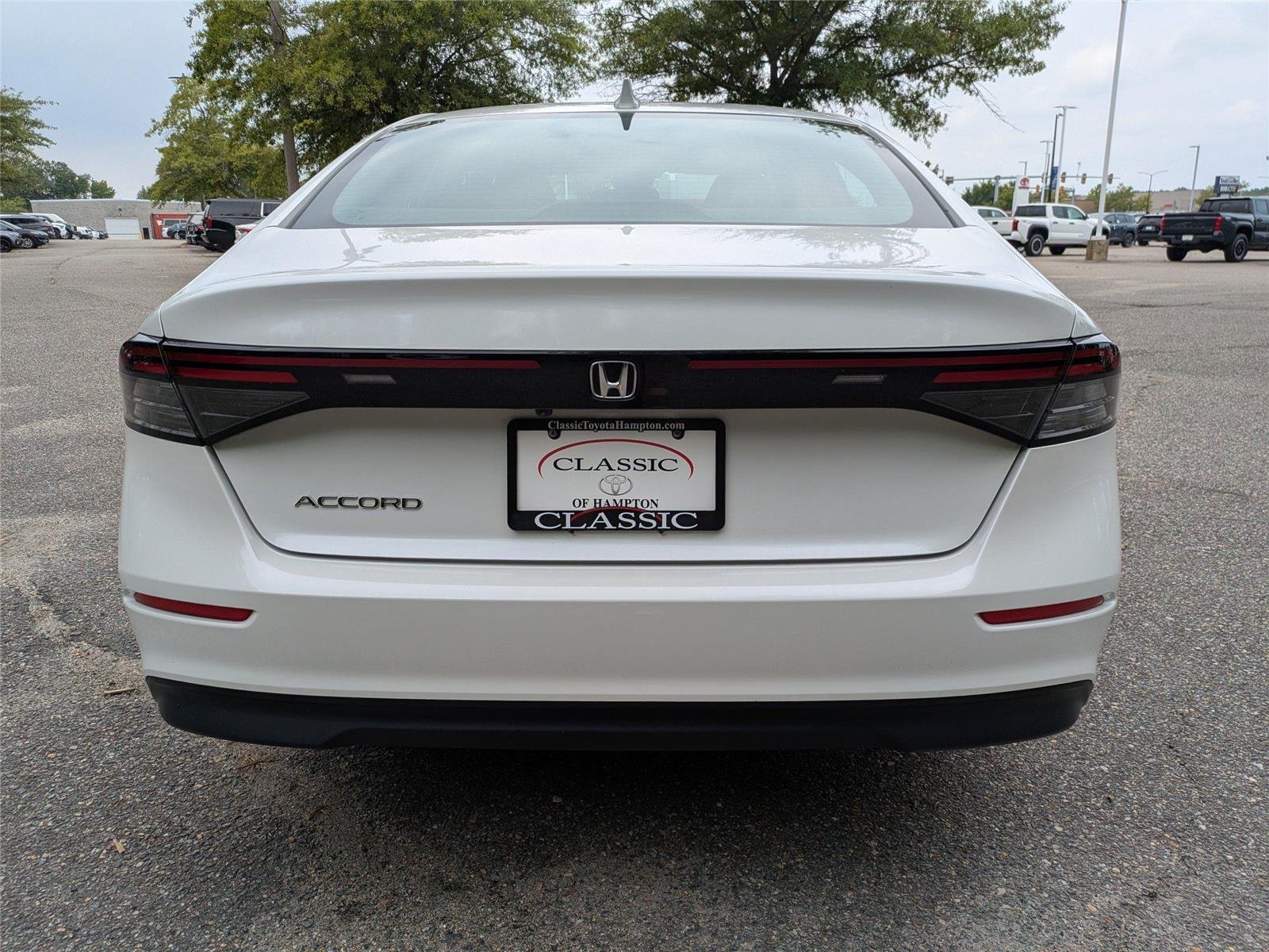 Used 2023 Platinum White Pearl Honda LX image 5