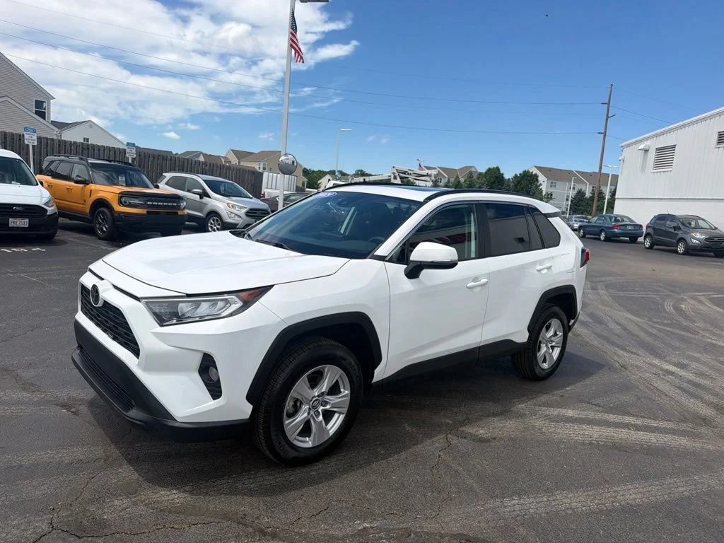 Used 2019 White Toyota XLE image 3