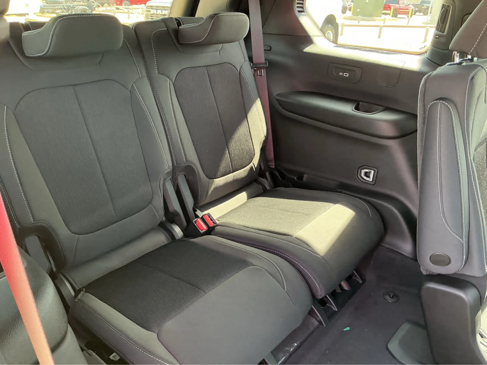 New 2026 Diamond Black Crystal Pearl-Coat Exterior Paint Jeep Laredo X image 22