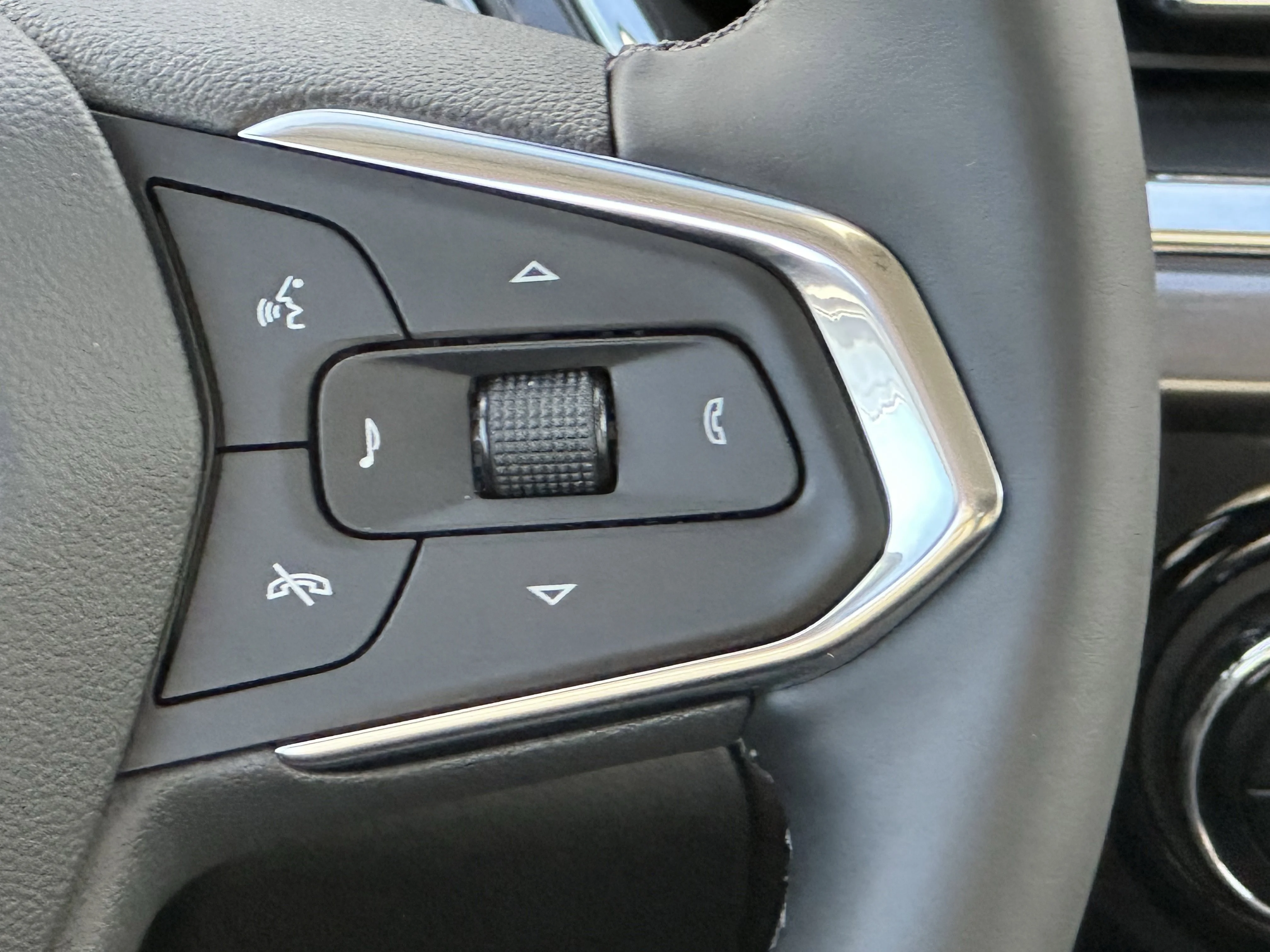New 2026 Mosaic Black Metallic Chevrolet ACTIV image 13