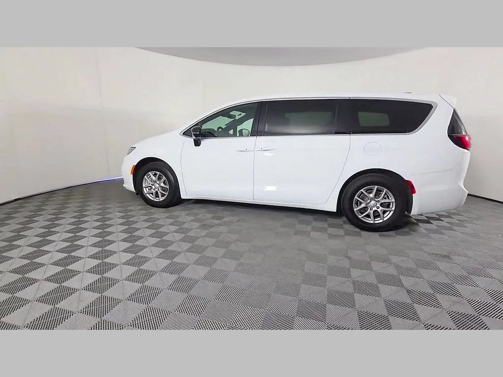 New 2026 Bright White Clear-Coat Exterior Paint Chrysler Select image 33