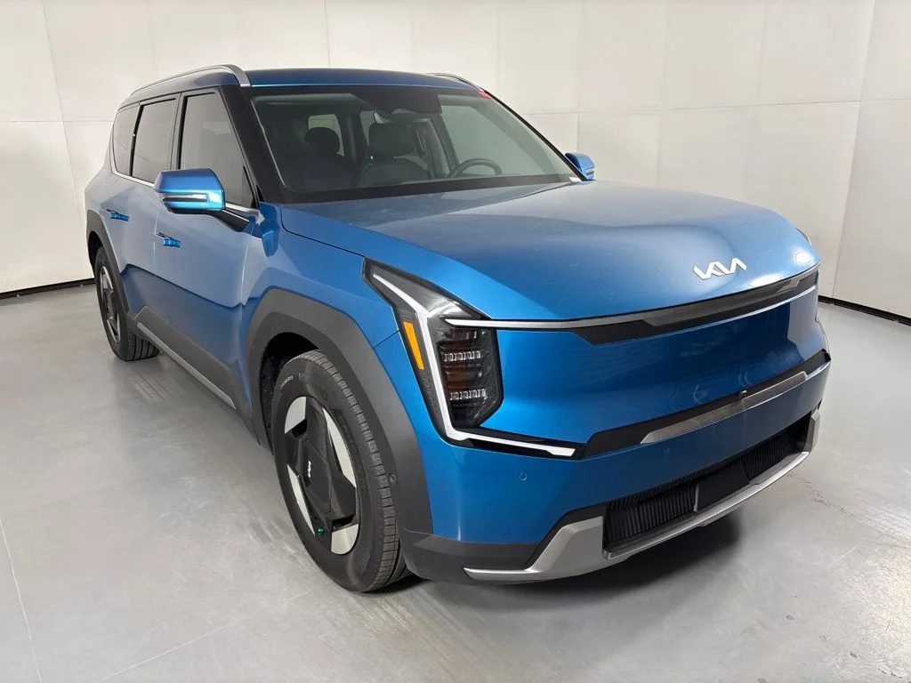 New 2026 Ocean Blue Kia Wind AWD image 2