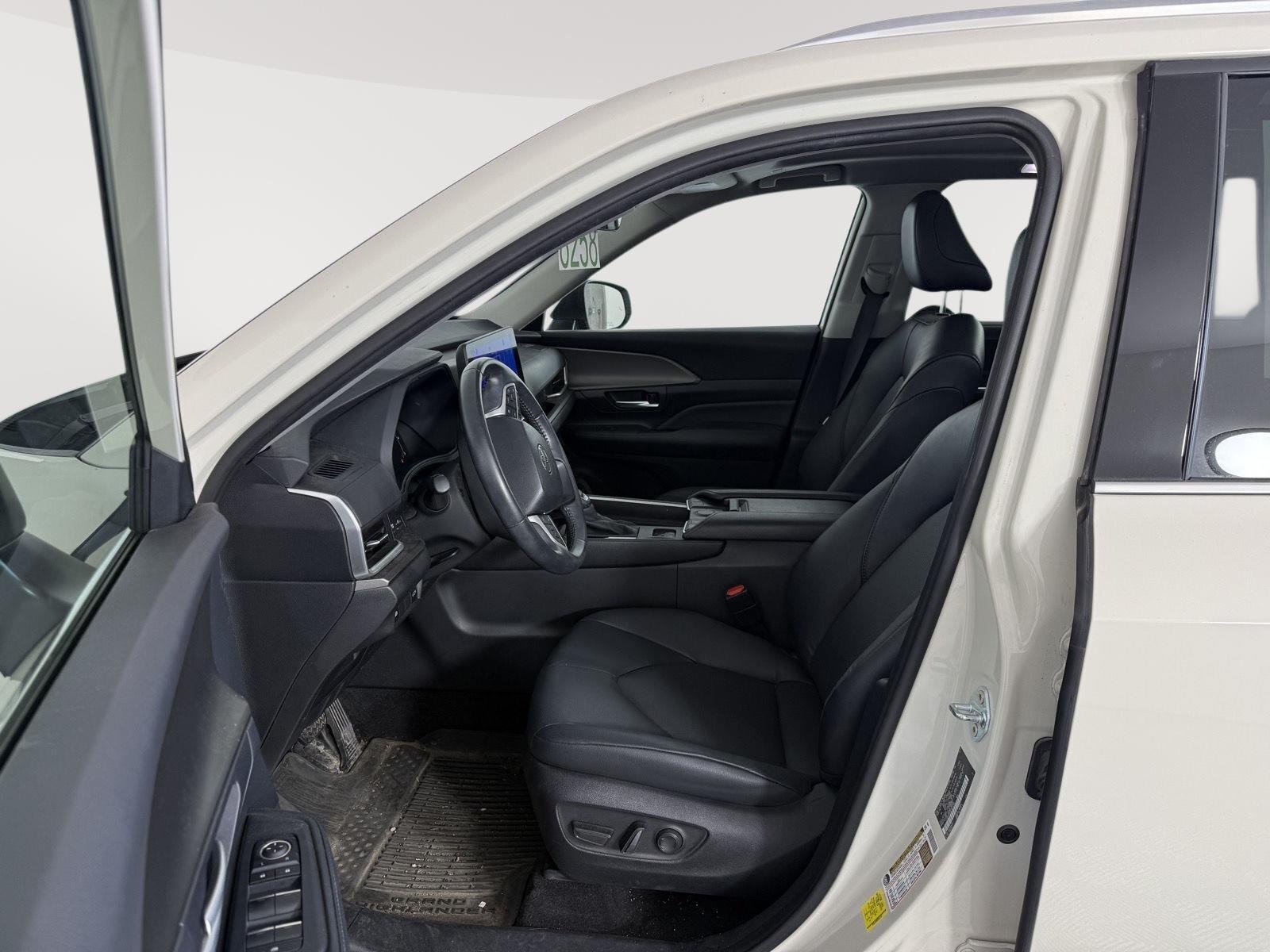 Used 2024 Coastal Cream Toyota XLE image 3
