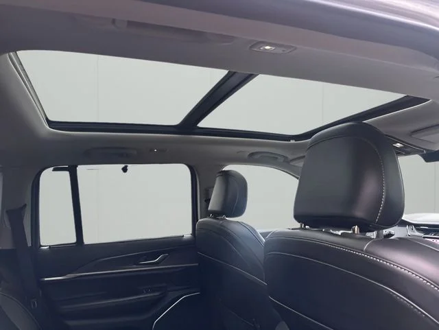Used 2022 White Jeep 4xe image 40