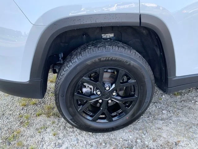 Used 2025 White Jeep Altitude image 39