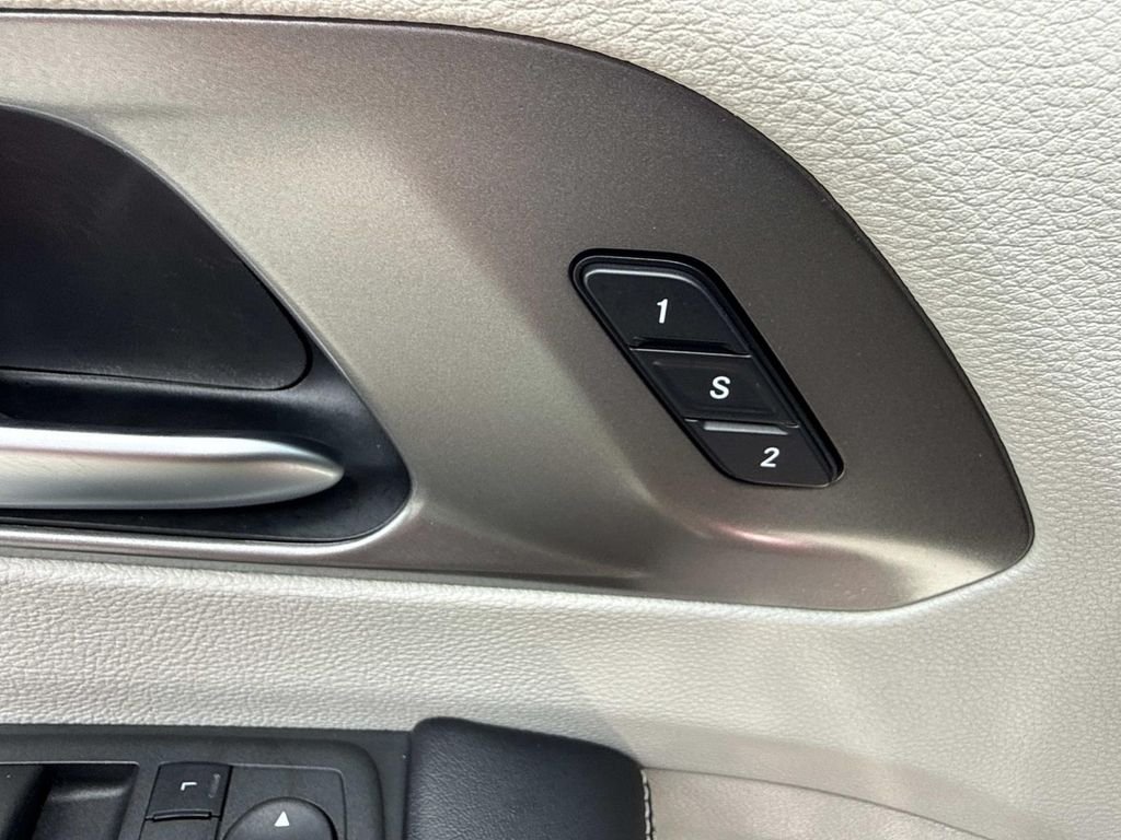 Used 2022 Red Chrysler Touring L image 25