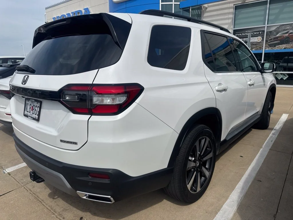 Used 2025 White Honda Touring image 3