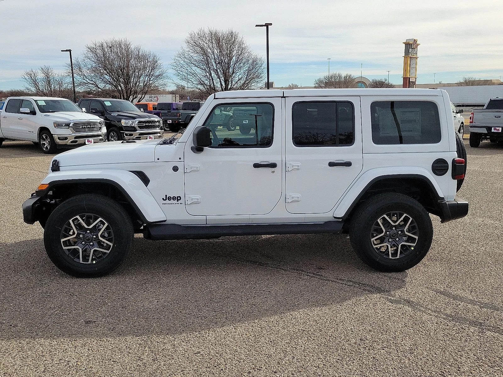 New 2026 PW7 Bright Whit Jeep 4-DOOR SAHARA image 2