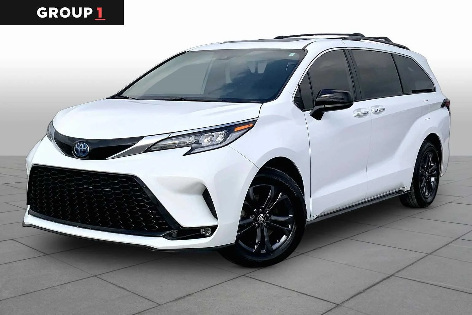 2023 Toyota Sienna XSE 7-Passenger Hybrid FWD's photo
