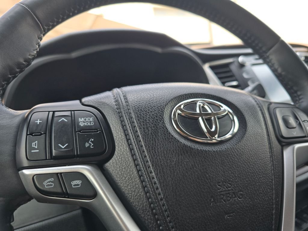 Used 2014 White Toyota XLE V6 image 24