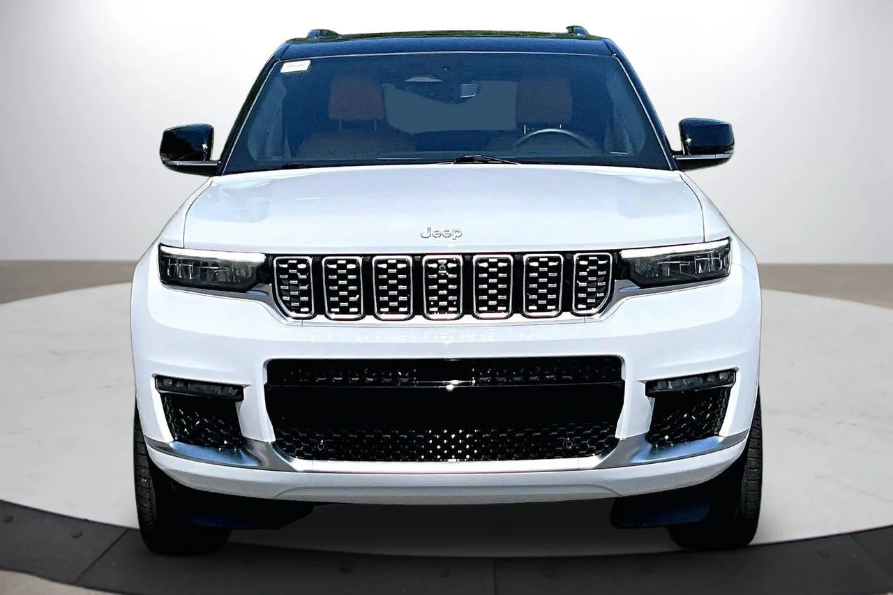 Used 2024 White Jeep Summit image 3