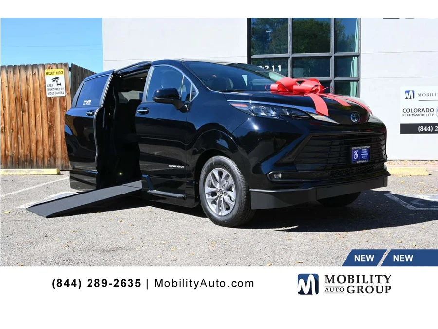 2025 Toyota Sienna XLE 7-Passenger Hybrid AWD's photo