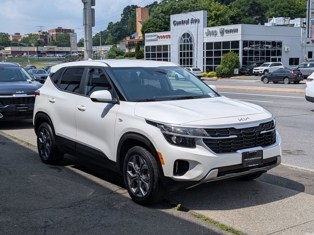 Used 2024 White Kia LX image 4