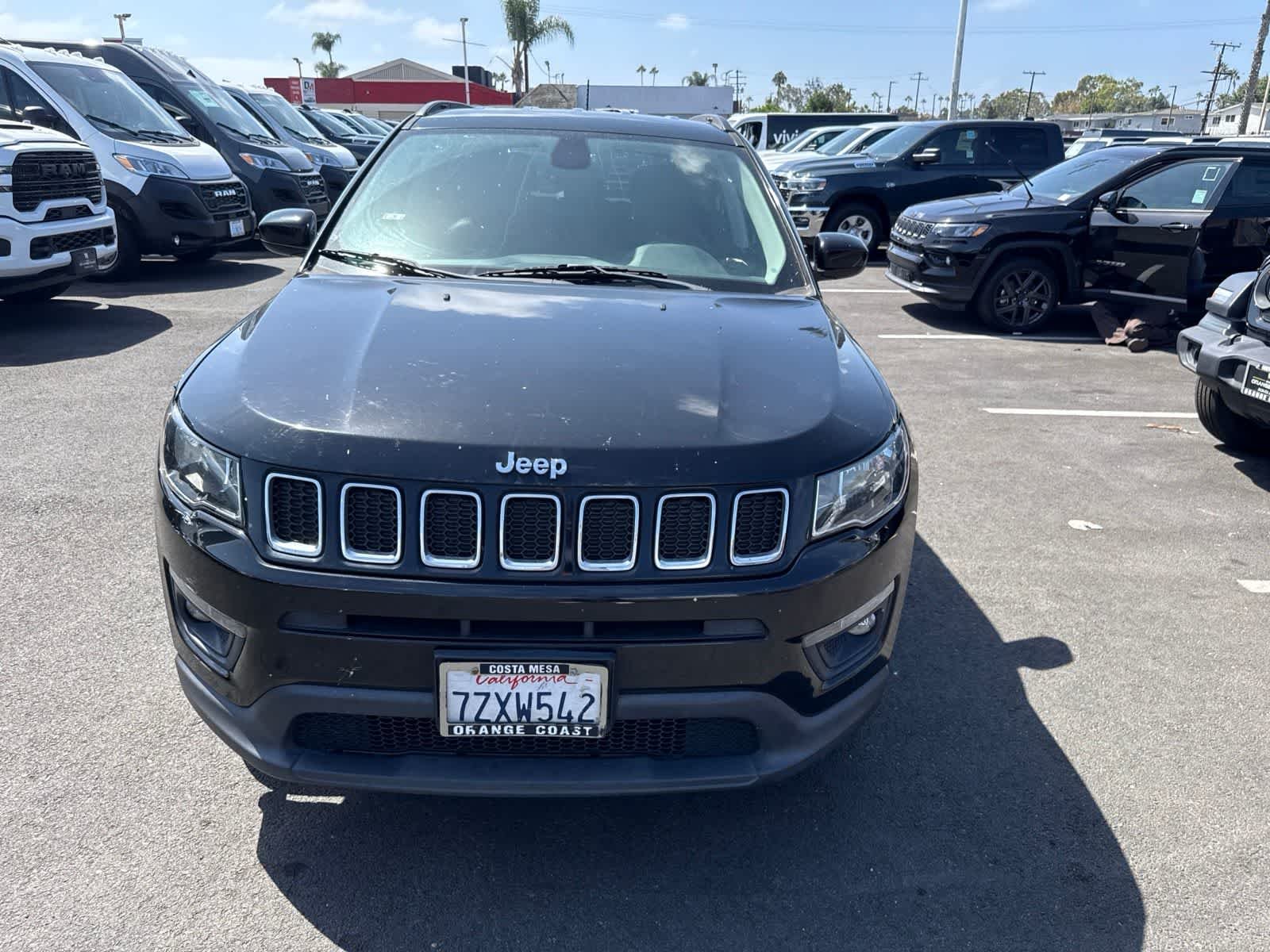 Used 2017 Diamond Black Crystal Pearlcoat Jeep Latitude image 22