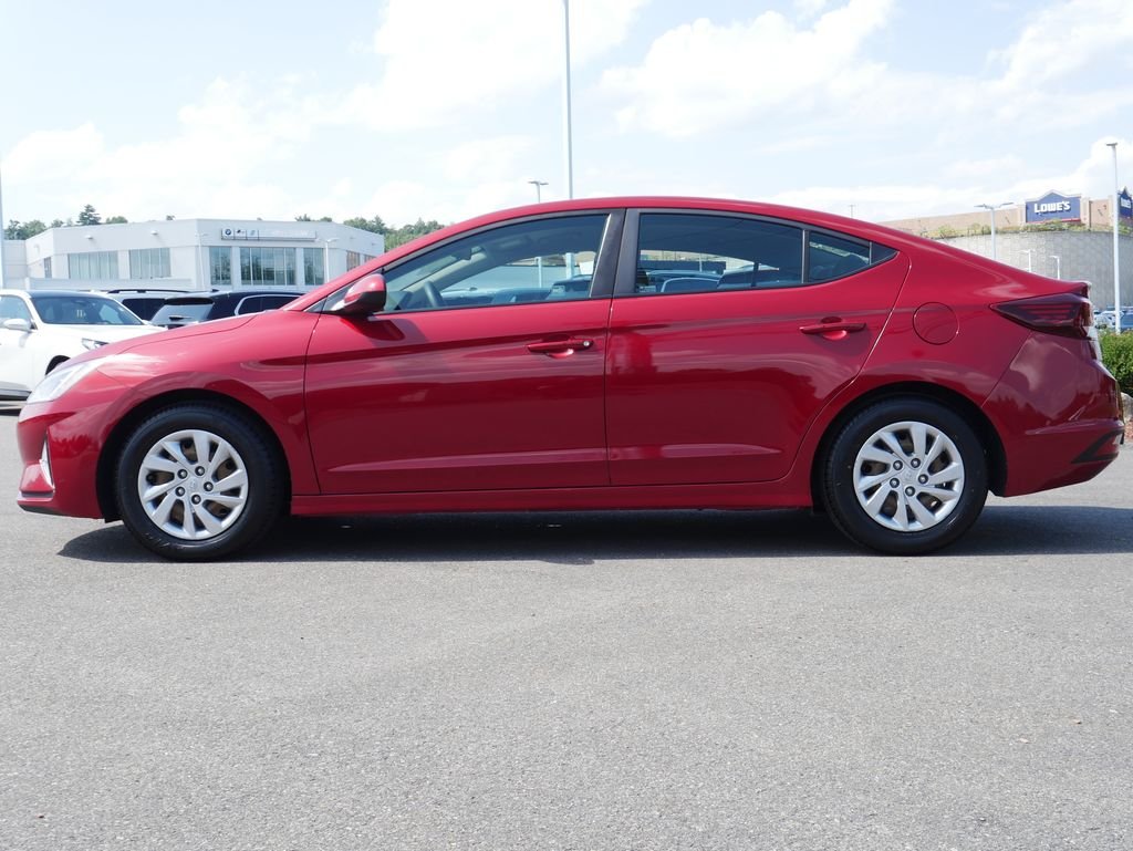 Used 2019 Red Hyundai SE image 4