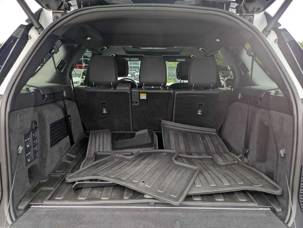 Used 2025 White Land Rover Metropolitan Edition image 22