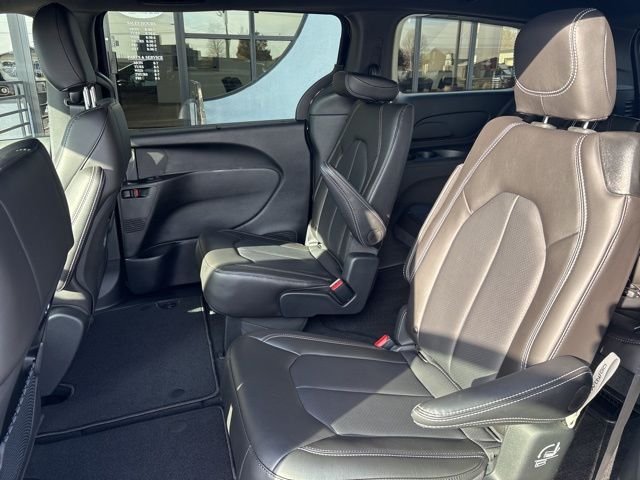 New 2026 Diamond Black Crystal Pearl-Coat Exterior Paint Chrysler Select image 15